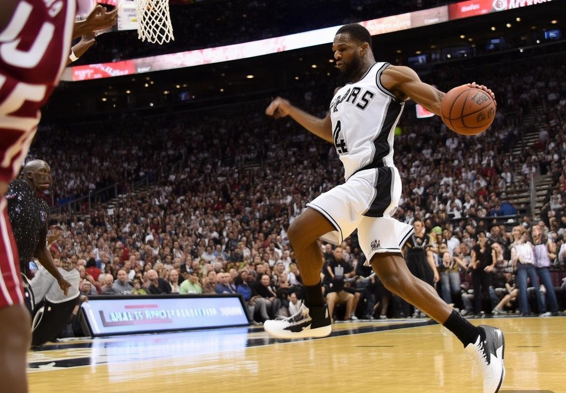 马刺vs热火季前赛：激情对决精彩瞬间回顾(图2)